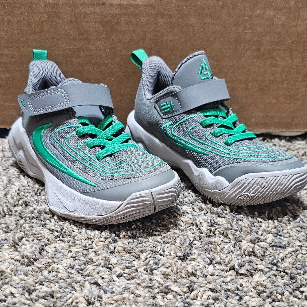 Nike Giannis Immortality 4 Smoke Grey Wolf Grey Dark Smoke Grey Stadium Green